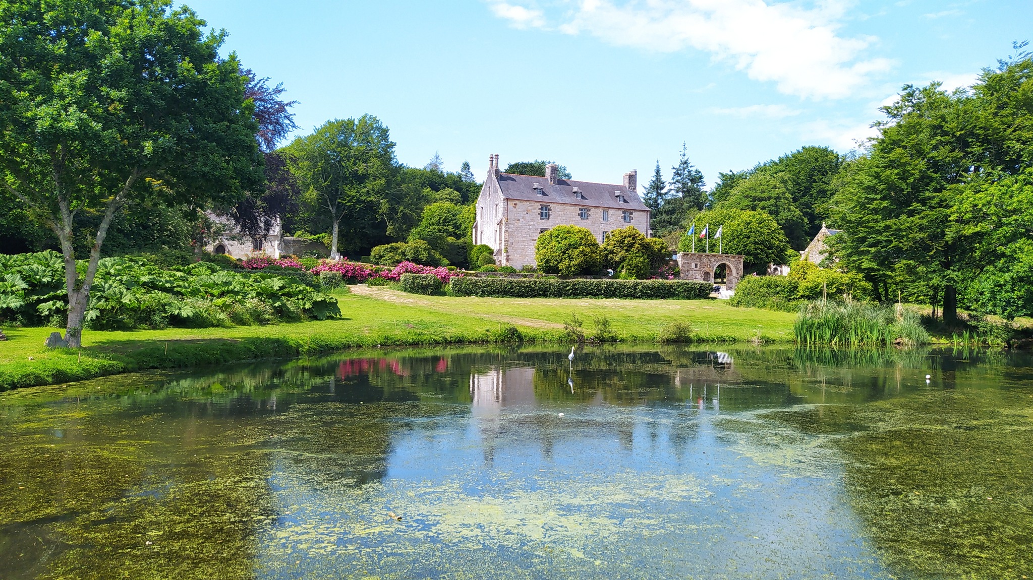 Domaine de Lossulien. Vue depuis l'étang